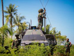 Prajurit Yonkomlek 2 Marinir lakukan Manuver Kendaraan Taktis Komunikasi Mobile